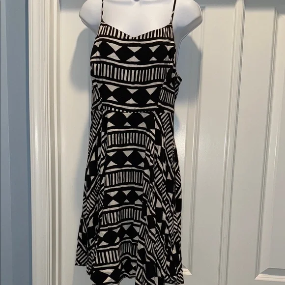 Old Navy Black and White Geometric Dress - Picture 1 of 3